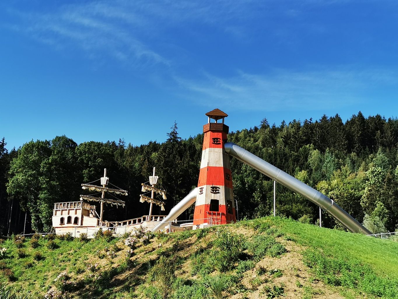 Spiel- und Rutschenleuchtturm mit Spielschiff